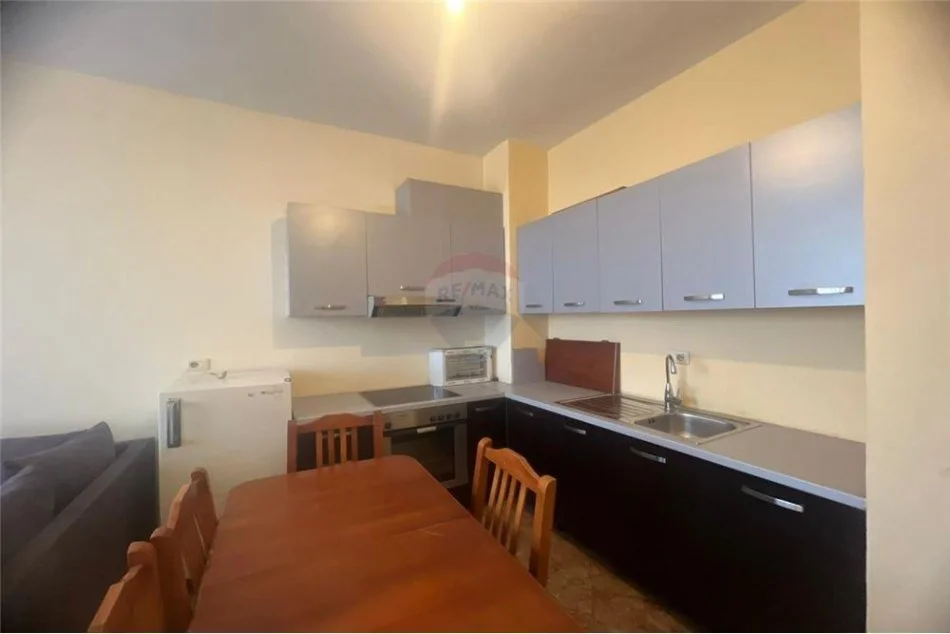 Tirane, jepet me qera 1+1 Kati 1, 60 m² 250 € (Yzberisht)