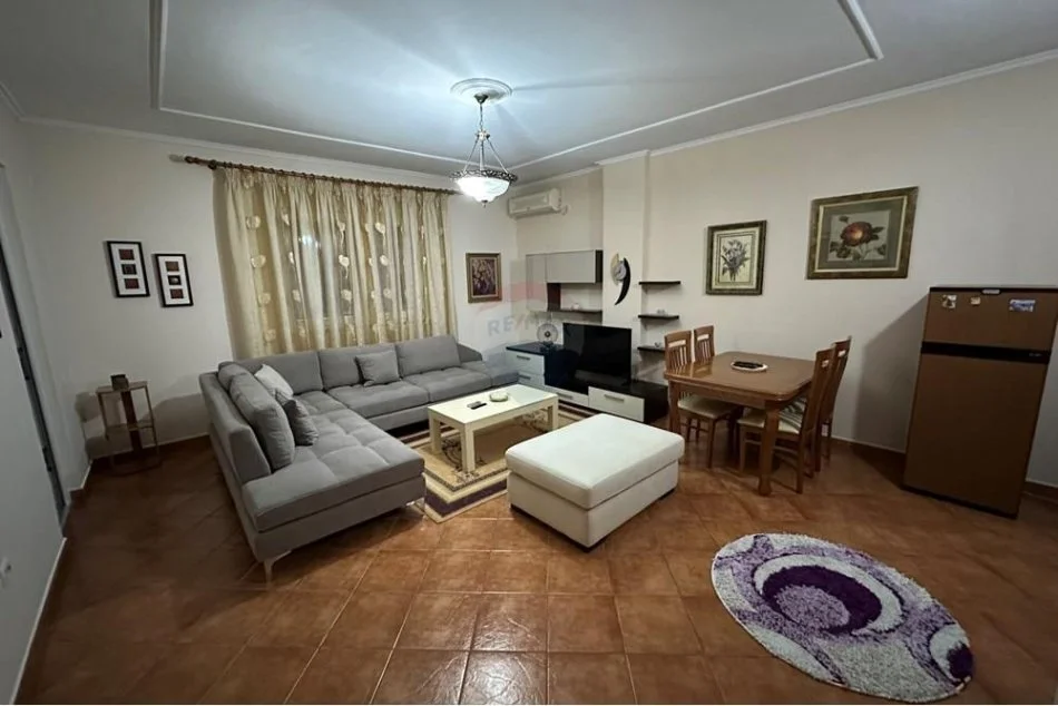 Tirane, jepet me qera apartament 2+1+Ballkon Kati 4, 105 m² 550 € (Rruga Ali Demi)