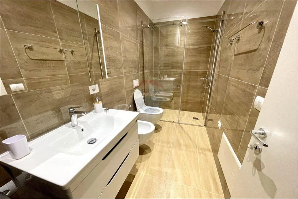 Tirane, jepet me qera apartament 1+1+Aneks+Ballkon Kati 5, 85 m² 800 € (21 dhjetori)