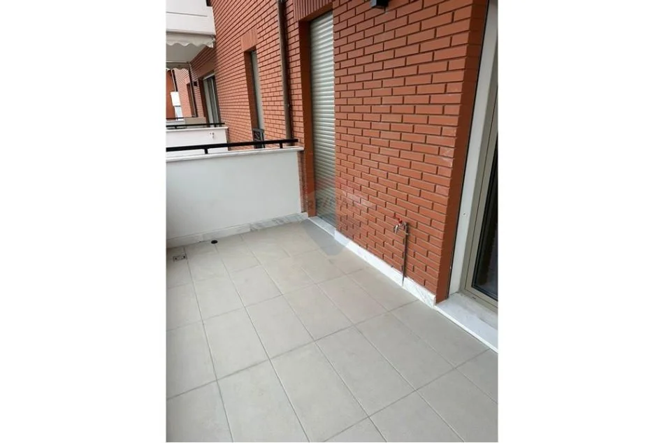 Tirane, jepet me qera apartament 2+1+Aneks+Ballkon , 115 m² 800 € (Rruga e Kavajës)