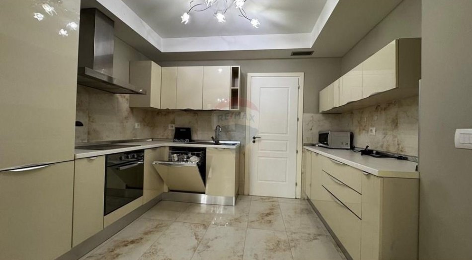 Tirane, jepet me qera apartament 3+1 Kati 5, 220 m² 2.200 € (Rruga e Elbasanit)