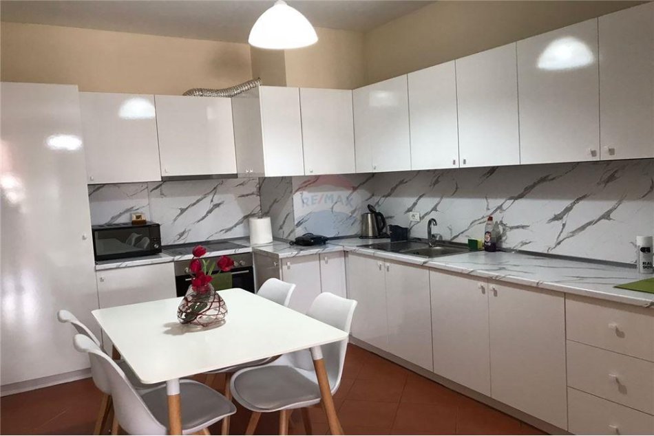 Tirane, jepet me qera 2+1 Kati 7, 82 m² 750 € (Rruga Sami Frasheri)