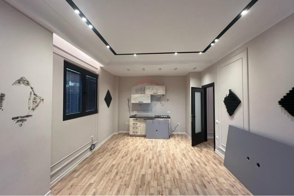 Tirane, jepet me qera zyre Kati 7, 120 m² 1.200 € (Rruga e Kavajes)