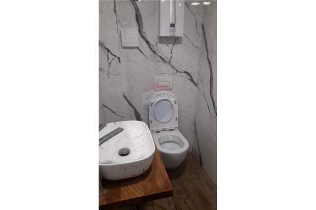 Tirane, jepet me qera ambjent biznesi Kati 0, 90 m² 900 Euro (Pazari i Ri)
