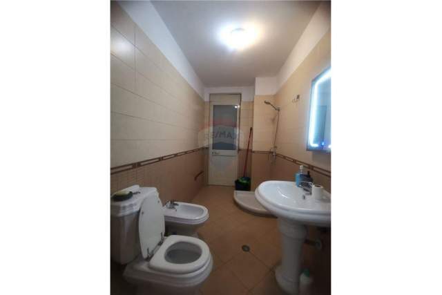 Tirane, jepet me qera apartament 1+1 Kati 4, 400 Euro (Rruga Kavajes)