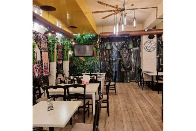 Tirane, jepet me qera bar-resorant Kati 0, 146 m² 3.500 Euro (Rruga Kavajes)