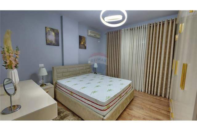 Tirane, jepet me qera apartament 2+1 Kati 1, 90 m² 680 Euro (Kompleksi Kontakt)