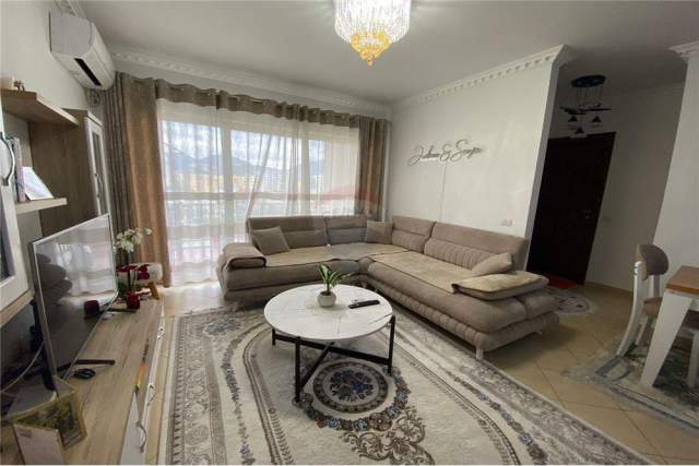 Tirane, jepet me qera apartament 2+1+BLK Kati 5, 82 m² 450 Euro (Fusha Aviacionit)