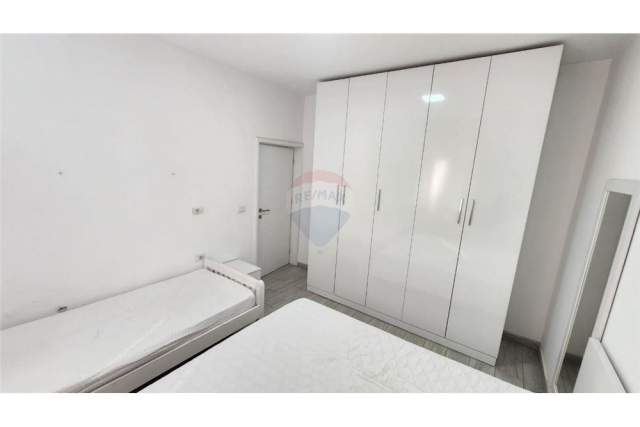 Tirane, jepet me qera apartament 1+1+BLK Kati 3, 50 m² 450 Euro (Rruga Barrikadave)