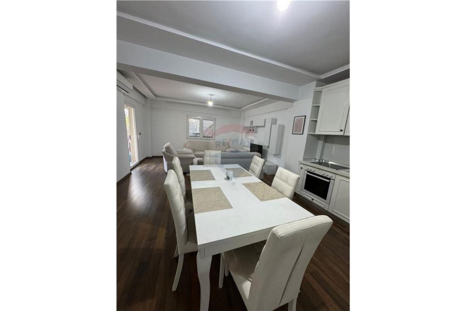Tirane, jepet me qera apartament 2+1+Ballkon Kati 2, 120 m² 500 € (dritan hoxha)