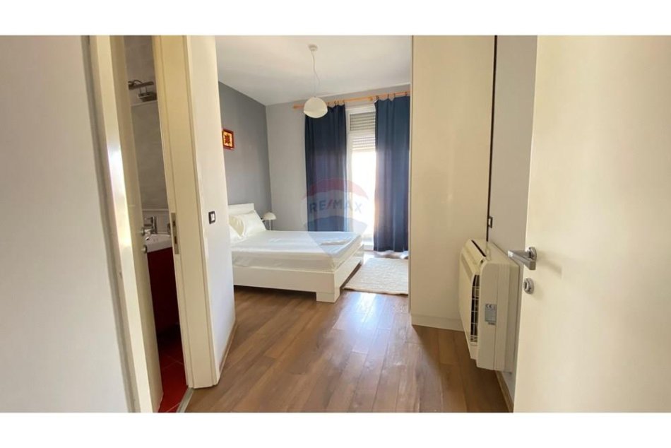 Tirane, jepet me qera apartament 2+1 , 800 € (Kopshti Botanik)
