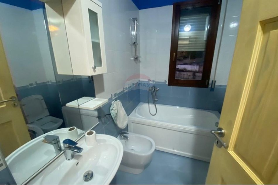 Tirane, jepet me qera apartament 2+1 , 800 € (Kopshti Botanik)