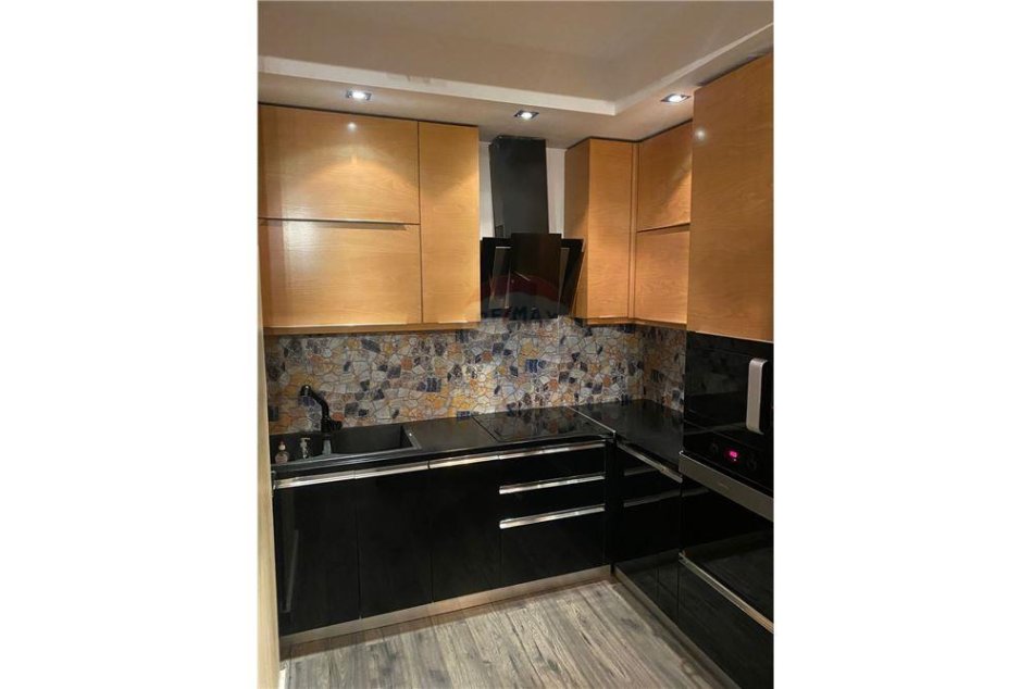 Tirane, jepet me qera apartament 2+1+Ballkon , 700 € (bulevardi zogu i pare)