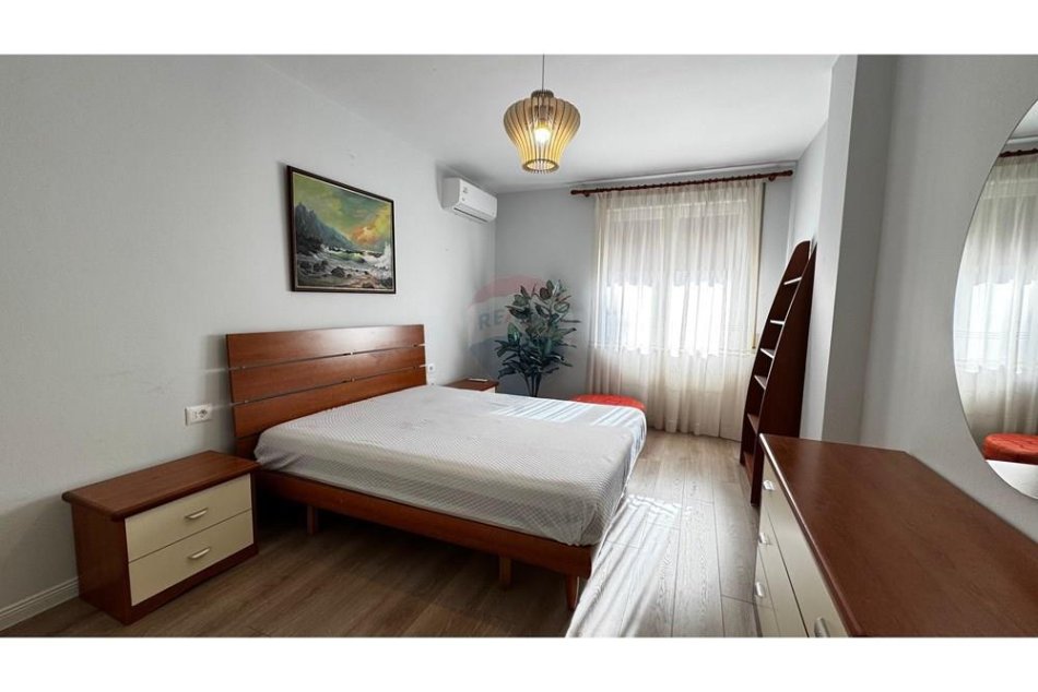 Tirane, jepet me qera apartament 1+1 , 75 m² 720 € (Liceu Artistik)