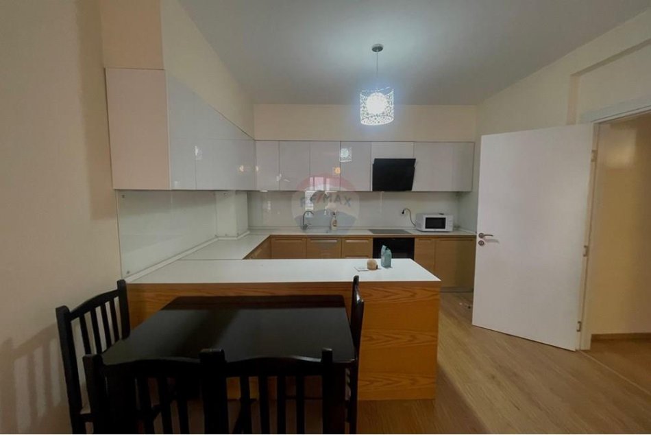 Tirane, jepet me qera apartament 2+1 Kati 2, 80 m² 550 € (rruga Bill Klinton)