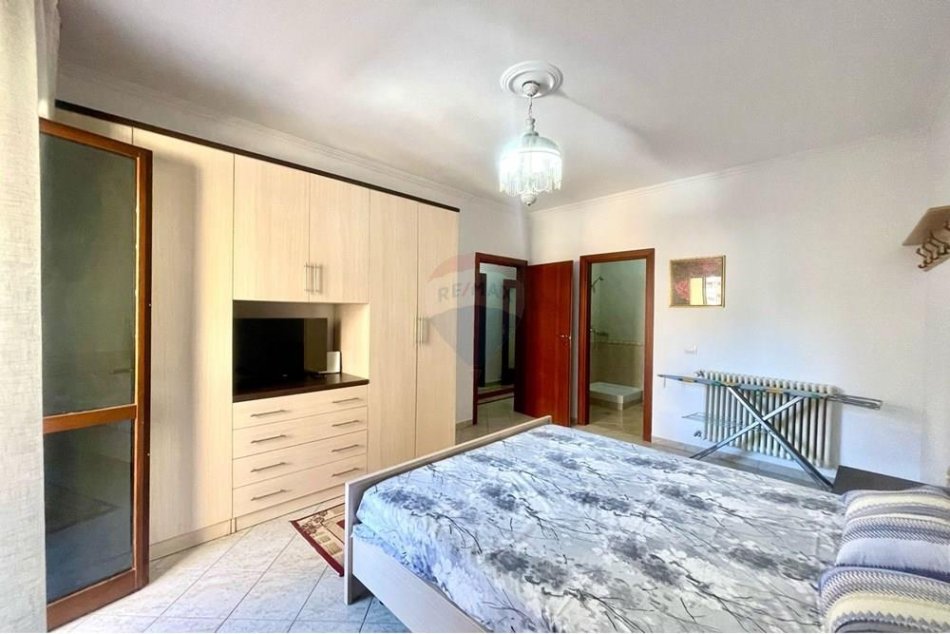 Tirane, jepet me qera apartament 2+1+Ballkon Kati 4, 120 m² 750 € (Komuna e Parisit)