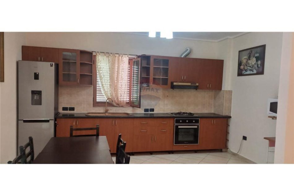 Tirane, jepet me qera 3+1+Ballkon Kati 2, 149 m² 600 € (vilat gjermane)
