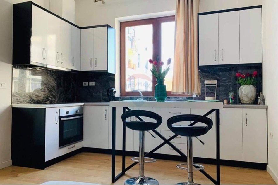 Tirane, jepet me qera apartament 1+1 , 65 m² 650 € (bulevardi bajram curri)