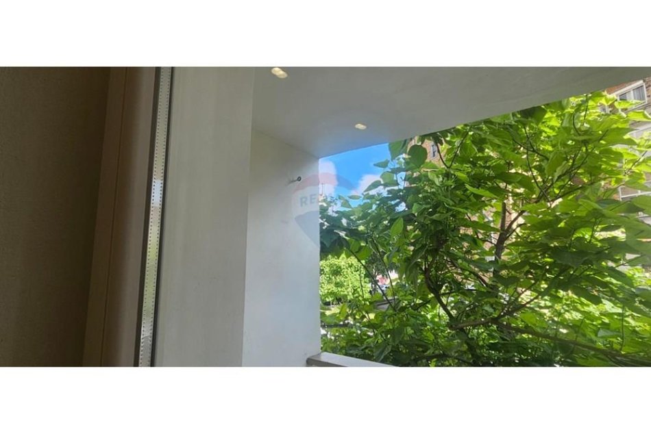 Tirane, jepet me qera apartament 3+1 Kati 2, 100 m² 600 € (xhanfize keko)