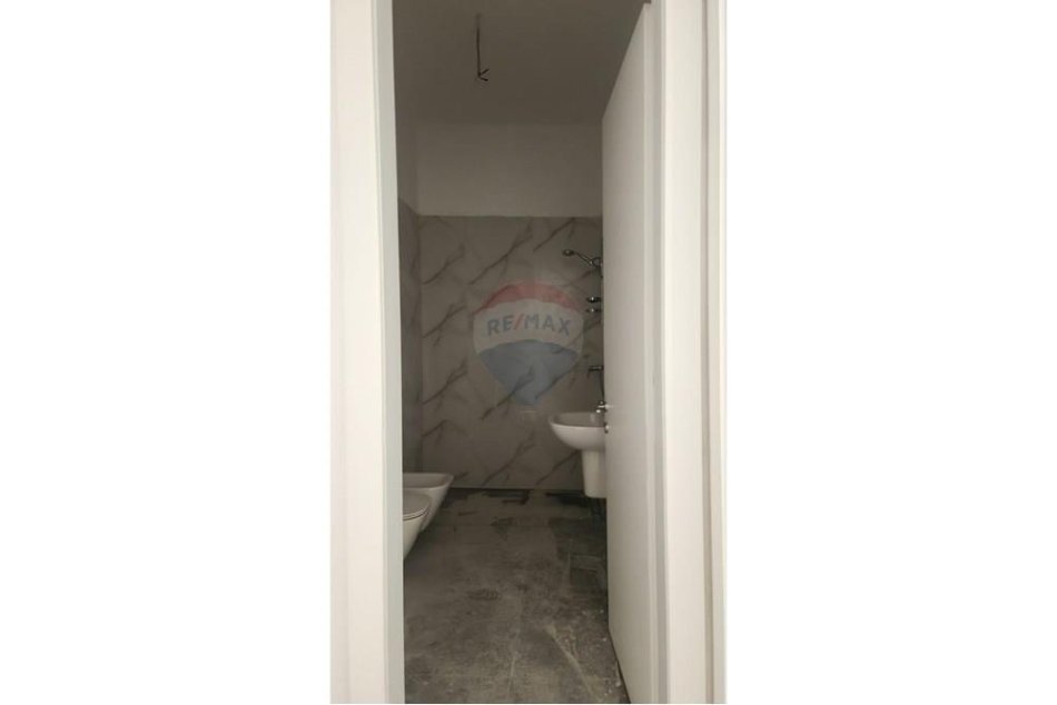 Tirane, jepet me qera apartament 1+1 , 75 m² 550 € (Kompleksi Delijorgj)