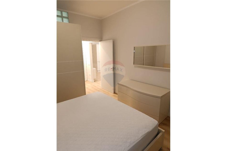 Tirane, jepet me qera apartament 1+1 , 75 m² 700 € (Rr. Tefta Tashko)