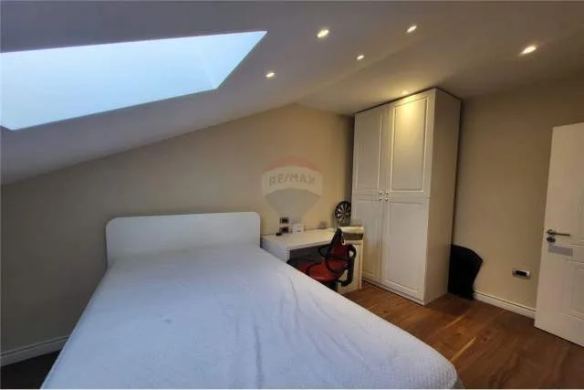 Tirane, jepet me qera apartament duplex 4+1+A+BLK Kati 3, 127 m² 800 Euro