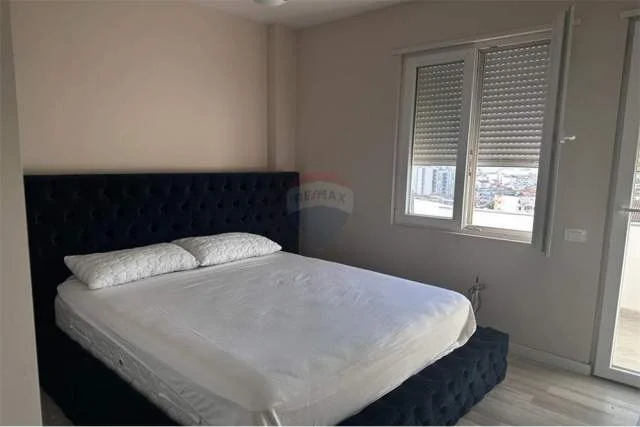 Tirane, jepet me qera apartament 2+1 110 m² 550 Euro