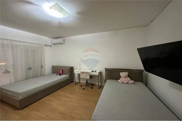 Tirane, jepet me qera apartament 2+1+BLK 200 m² 900 Euro