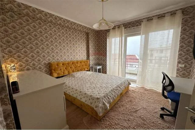 Tirane, jepet me qera apartament duplex 3+1+BLK Kati 1, 180 m² 1.200 Euro