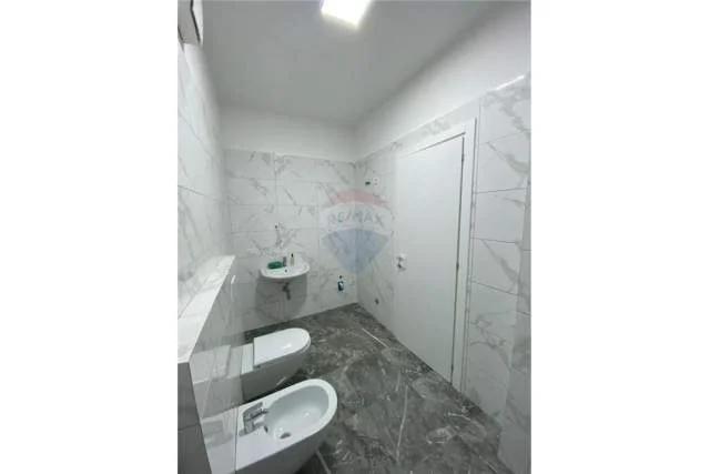 Tirane, jepet me qera apartament 3+1 Kati 1, 12.895 m² 45.000 Leke (APARTAMENT ME QIRA 3+1+2, DON BOSKO)