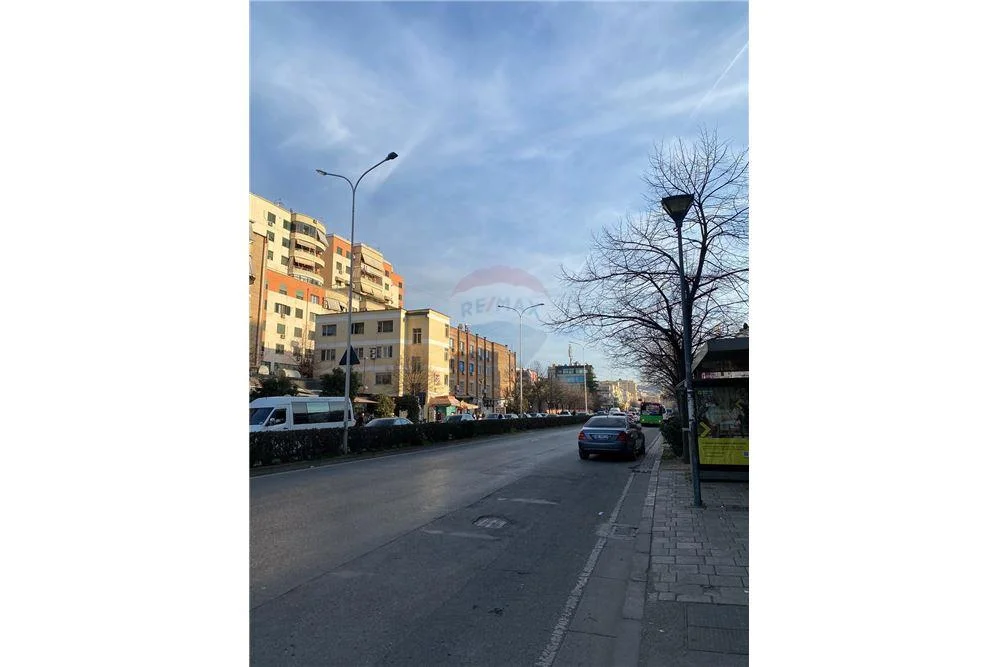 OKAZION SHITET AMBIENT KOMERCIAL BUZE RRUGES KRYESORE!