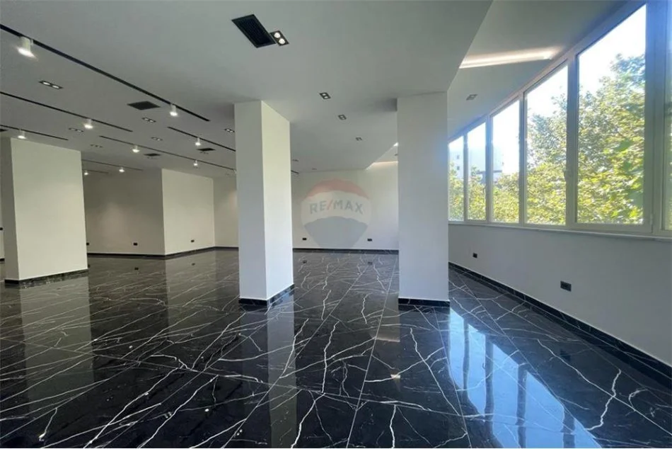 Ambient komercial per qira ne Don Bosko.