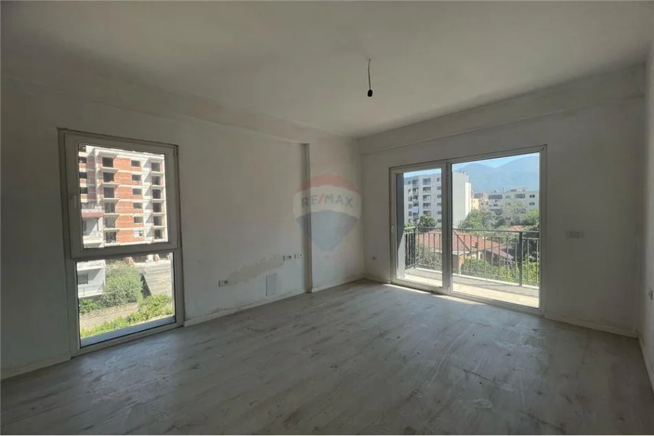 Apartament 2+1+2 Per Shitje Prane Farmacia 10!