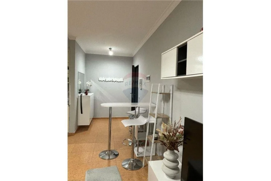 Tirane, jepet me qera apartament 1+1, Kati 1, 78 m2 500 € (ish fusha e aviacionit - Fusha e Aviacionit, Shqipëri)