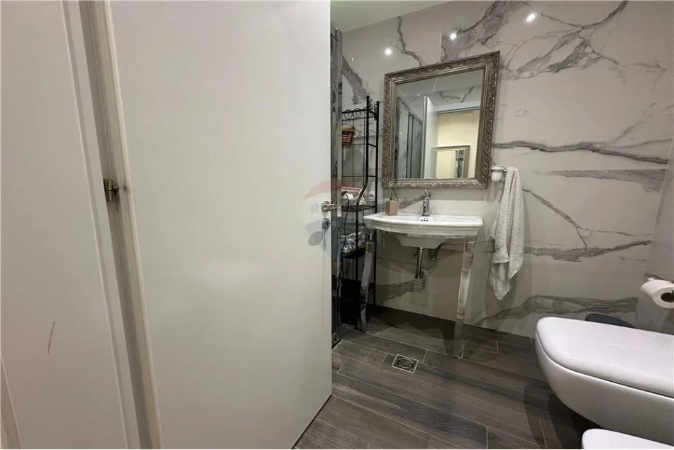 Tirane, shitet apartament 2+1, Kati 3, 123 m2 (Liqeni i Thate)