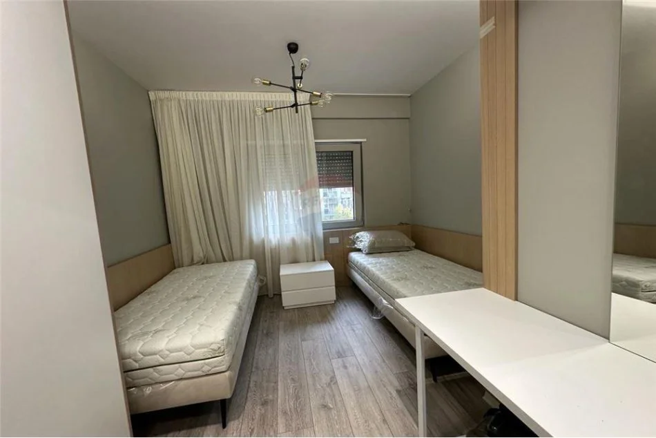 Tirane, jepet me qera 2+1+Ballkon Kati 2, 106 m² 1,000 € (Zogu i Zi)