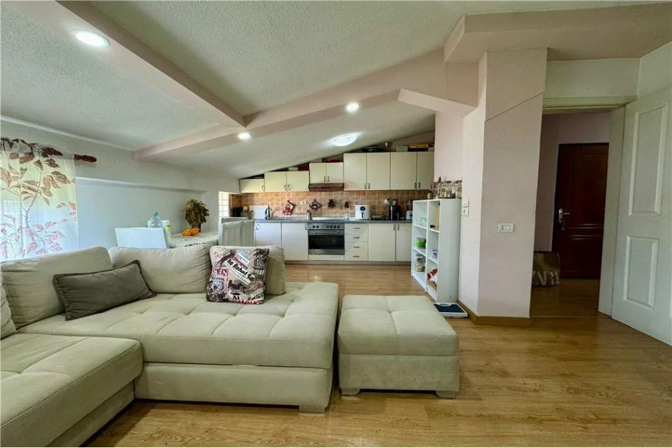 Tirane, jepet me qera apartament 2+1 Kati 6, 120 m² 500 € (Rruga Frosina Plaku)