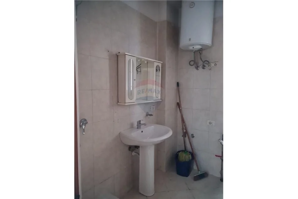 Shqiperi, jepet me qera 2+1+Ballkon , 100 m² 550 € (Bulevardi Zogu i I)