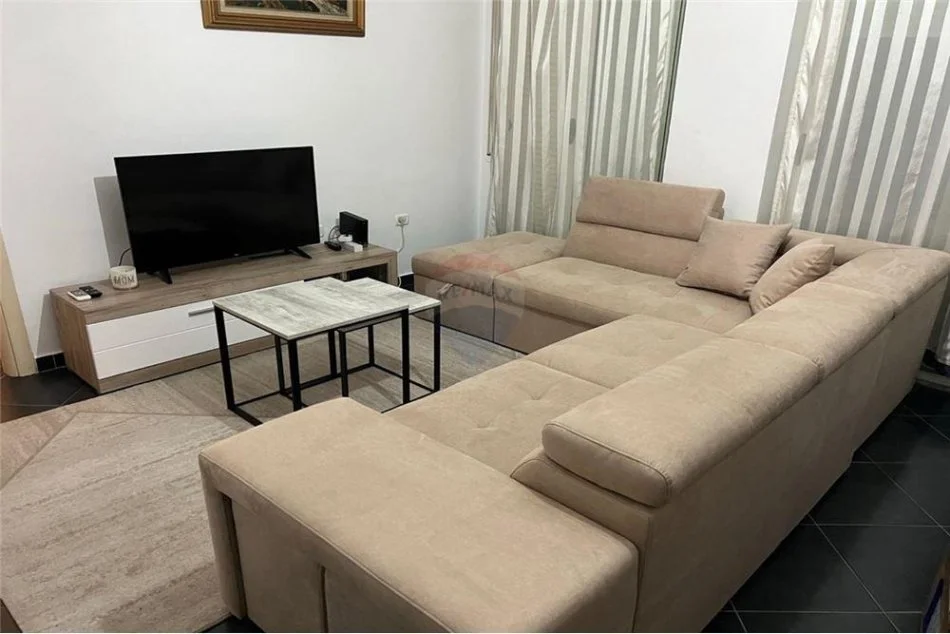 Tirane, jepet me qera apartament 1+1 Kati 2, 65 m² 400 € (Rruga Peti)