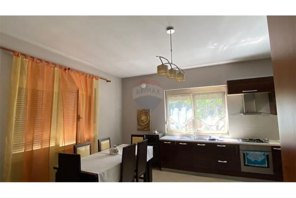 Tirane, jepet me qera apartament 1+1+Ballkon Kati 1, 70 m² 400 € (Selite, Rruga Frank Bardhi)