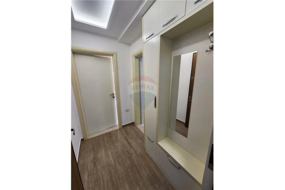 Tirane, jepet me qera apartament 1+1+Ballkon Kati 8, 56 m² 550 € (Rruga e Kavajes)