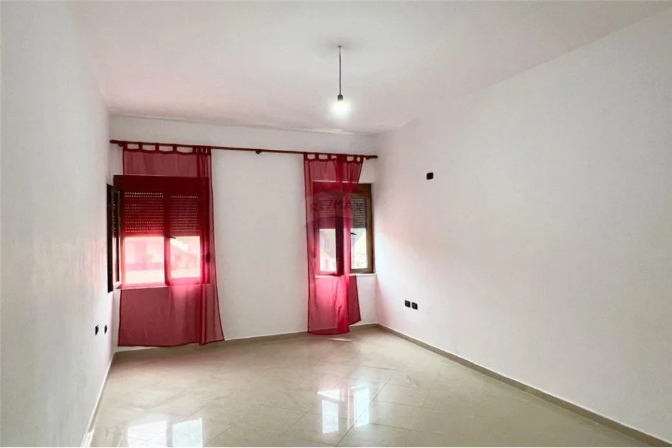 Tirane, jepet me qera 1+1 Kati 3, 70 m² 300 € (Rruga Spiro Cipi - Shkolla e Bashkuar, Shqipëri)