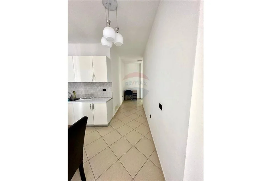 Tirane, jepet me qera apartament 2+1 Kati 2, 105 m² 650 € (Rruga Kosovarve)