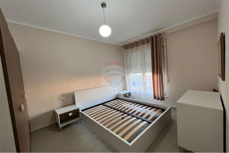 Tirane, jepet me qera apartament 1+1 Kati 2, 65 m² 500 € (komuna parisit)
