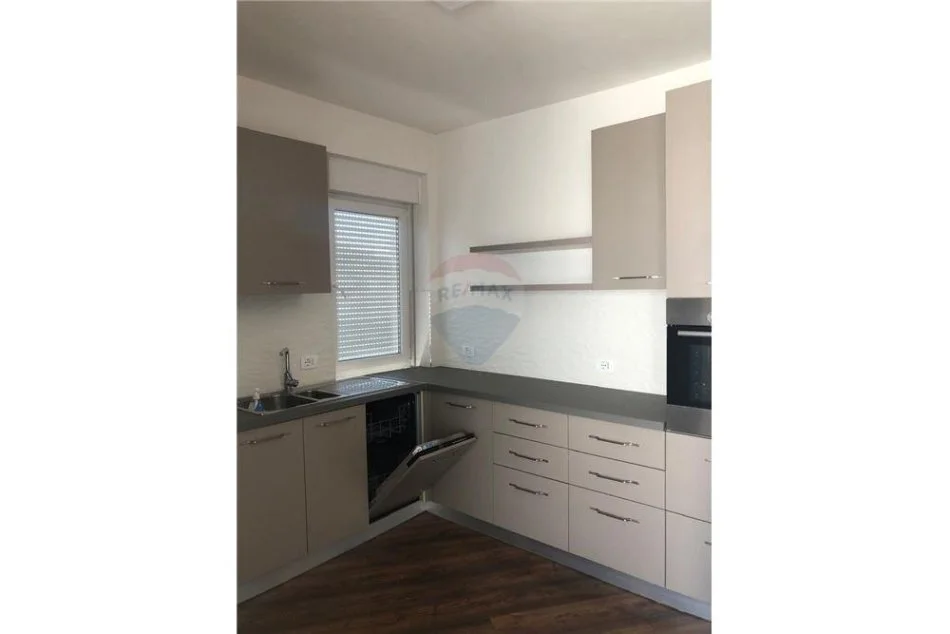 jepet me qera apartament 1+1 Kati 8, 95 m² 600 € (Rruga Frosina Plaku)