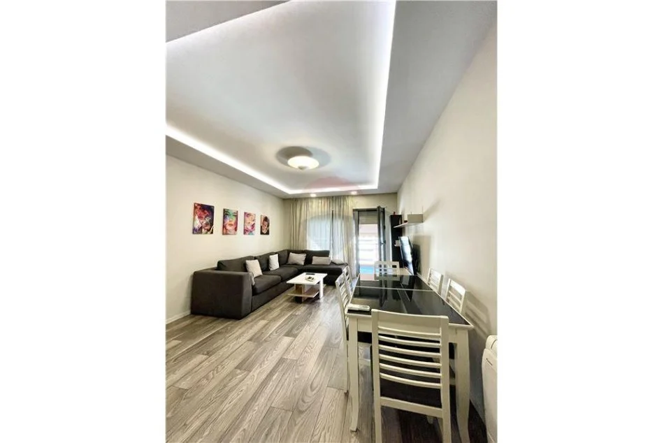 Tirane, jepet me qera apartament 1+1 Kati 6, 75 m² 650 € (Rruga e Kavajes - Kompleksi Delijorgji,)
