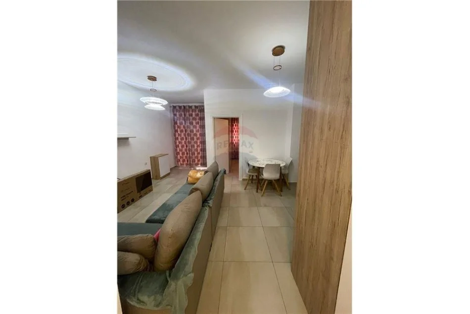 Tirane, jepet me qera apartament 1+1 Kati 1, 70 m² 450 € (Prane Xhamise - Kopshti Botanik)
