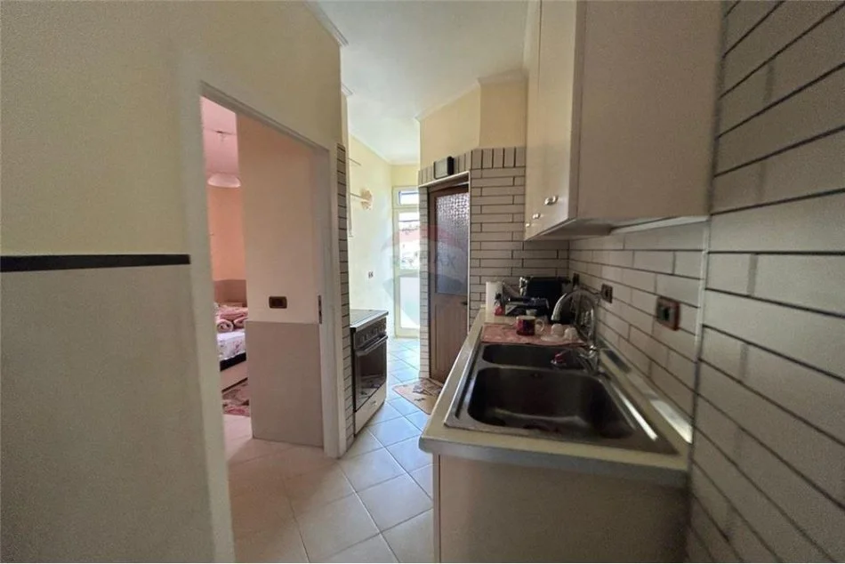 Tirane, jepet me qera apartament 1+1 Kati 1, 65 m² 390 € (Rruga Gjon Mili)