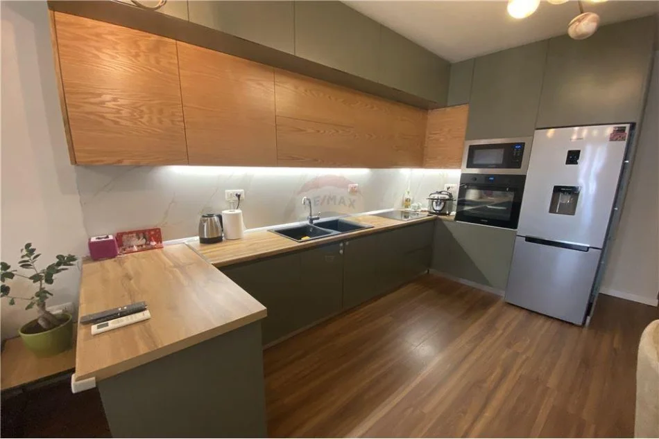 Tirane, jepet me qera apartament 2+1 Kati 2, 111 m² 800 € (Komuna e Parisit)