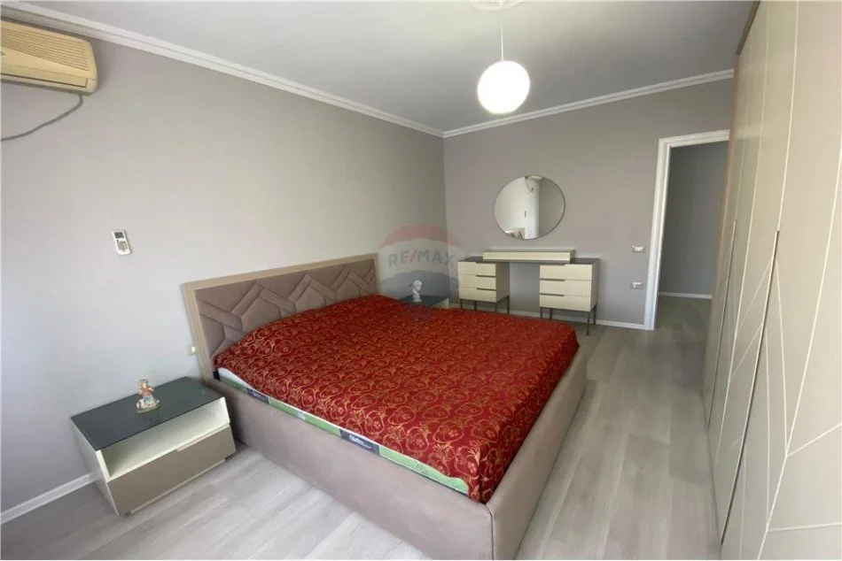 Tirane, jepet me qera apartament 2+1 Kati 8, 110 m² 750 € (Rruga Komuna e Parisit)